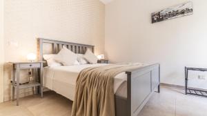 a bedroom with a bed and a table with a bedspread at Le stanze dei Pico Wi-Fi, Netflix e una terrazza unica sul tetto in Mirandola