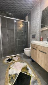 a bathroom with a shower and a toilet and a sink at Öz Akdeniz Apart in Kumluca