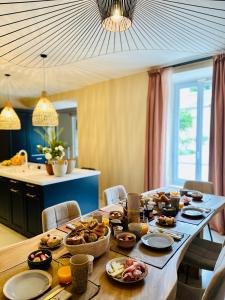 Jedlo v ubytovaní bed & breakfast alebo blízkom okolí + 37 fotografií