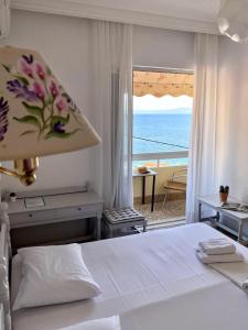 Un pat sau paturi într-o cameră la Hotel Rania