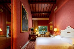 佛罗伦萨Hotel Regency - Small Luxury Hotels of the World的卧室配有红色墙壁上的白色床