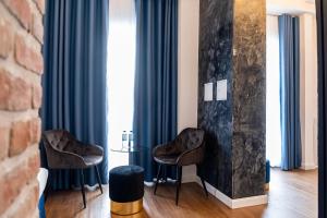 sala de estar con cortinas azules y 2 taburetes en Boutique Hotel & Location Cham, en Meerbusch