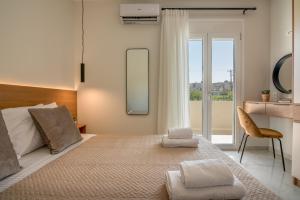 um quarto com uma cama grande e um espelho em Villenia Luxury Apartments em Kissamos