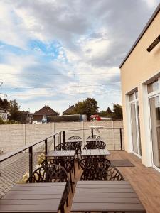 patio ze stołami i krzesłami na balkonie w obiekcie Boutique Hotel & Location Cham w mieście Meerbusch