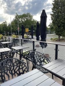 un ensemble de tables et de parasols sur un patio dans l'établissement Boutique Hotel & Location Cham, à Meerbusch