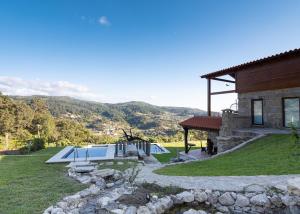una casa al lado de una colina en Abraços dos Avós - Casas do Monte en Vila Verde