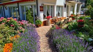 un jardín de flores frente a una casa en Casa Grande, en Mielno