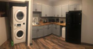 eine Küche mit einem Kühlschrank, einer Waschmaschine und einem Trockner in der Unterkunft Webber Hotel in Lyndonville