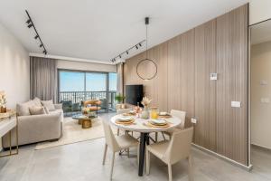 - une salle à manger et un salon avec une table et des chaises dans l'établissement Savyon Wiew Tower Apartment hotel - Sea-u-Jerusalem, à Jérusalem