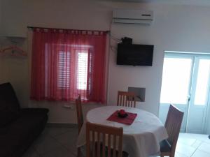 TV a/nebo společenská místnost v ubytování Apartman Cvitan