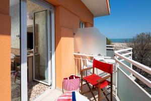 balcone con 2 sedie e tavolo di Hotel Ravello a Rimini