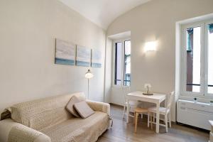 - un salon avec un canapé et une table dans l'établissement Casa Elena, à Bordighera