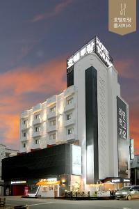 um grande edifício branco com um cartaz em Hotel Torang Jeonju em Jeonju