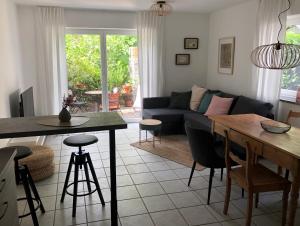 sala de estar con sofá y mesa en Moselidylle und Cityflair - Ferienwohnung Beth en Coblenza