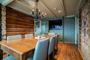 - une salle à manger avec une table et des chaises en bois dans l'établissement Vollan Gjestestue, à Nordkjosbotn