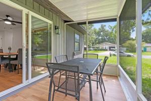 eine abgeschirmte Veranda mit einem Tisch und Stühlen darauf in der Unterkunft Gainesville-newly remodeled home in Gainesville