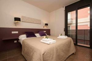 a bedroom with two beds with towels on them at Port VII Apt centrico acogedor w balcon 23 in Barcelona