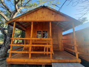 een grote houten hut met een dak bij Highlands Creek Self Catering Accommodation in Nelspruit