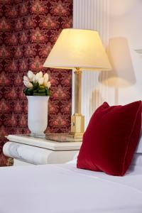 Hotel Regency - Small Luxury Hotels of the World客房内的一张或多张床位