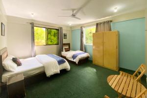 1 dormitorio con 2 camas y ventana en Hunza Bliss Hotel, en Alīābād