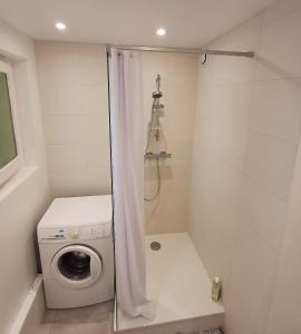 Ένα μπάνιο στο Grand appartement 2 chambres Calme Parking