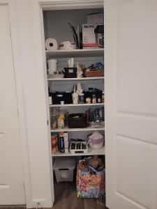 een pantry deur open naar een pantry gevuld met voedsel bij Cozy, Quiet Shared Room & Home in Watkins