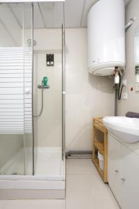 ein Bad mit einer Dusche und einem Waschbecken in der Unterkunft Le blanc droit 3éme étage droite 23A in Le Blanc-Mesnil