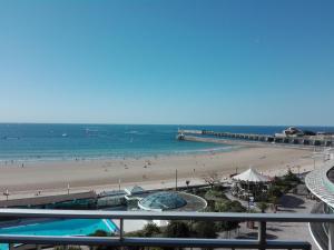 un balcone con vista sulla spiaggia di un condominio di Appartement Les Sables-d'Olonne, 2 pièces, 4 personnes - FR-1-331-22 a Les Sables-dʼOlonne