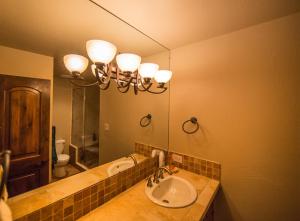 y baño con lavabo y espejo. en Strawberry Park True Ski In Ski Out by Vail Realty, en Beaver Creek