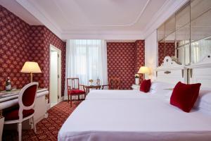 Hotel Regency - Small Luxury Hotels of the World客房内的一张或多张床位