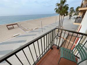 a balcony with a bench and the beach at El Popet de Baix a Mar in Torredembarra