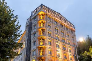 アフィヨンにあるAfyon MCG Marble Hotelの横に灯る高い建物
