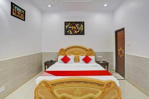 a bedroom with a king sized bed in a room at OYO Flagship Premium rooms in New Delhi