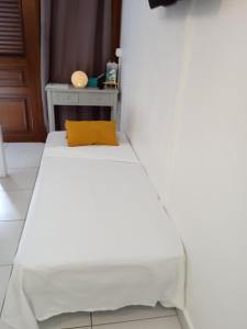 Postel nebo postele na pokoji v ubytování Studio havre aux hibiscus avec piscine proche de la mer
