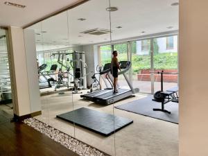 a woman is on a treadmill in a gym at Gdansk 300m od plaży in Gdańsk