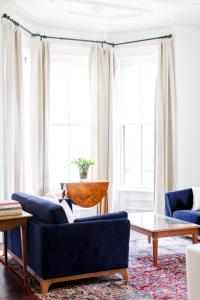 a living room with a blue couch and a table at Woodbourne Inn in Niagara-on-the-Lake