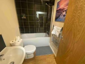 Een badkamer bij Cozy Haven: Charming Retreat