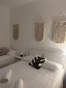 een slaapkamer met 2 bedden bij DormiTrieste City Life Apartment in Trieste