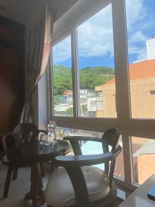 Nespecifikovaný výhled na hory nebo výhled na hory při pohledu z hotelu