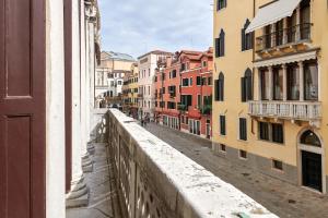 una vista de una calle vacía desde un edificio en Imperiale Piano Nobile en Venecia
