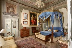 a bedroom with a canopy bed and a couch at Imperiale Piano Nobile in Venice