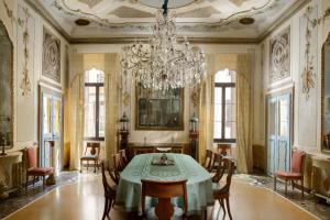comedor con mesa y lámpara de araña en Imperiale Piano Nobile en Venecia