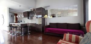 Il comprend un salon avec un canapé et une cuisine. dans l'établissement Luxury Bungalow Island Village, à Adeje