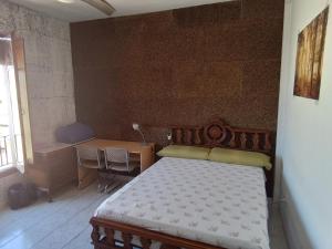 グラナダにあるPenthouse 1のベッドルーム1室(ベッド1台、テーブル、デスク付)