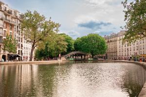 un fiume in una città con ponte e edifici di Edgar Suites Grands Boulevards - Hauteville a Parigi
