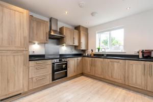 Dapur atau dapur kecil di Stunning 5-Bed House in Ashford