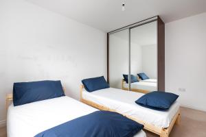 Tempat tidur dalam kamar di Stunning 5-Bed House in Ashford