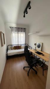 1 dormitorio con escritorio y 1 cama con escritorio en Charming apartment in Lisbon en Lisboa