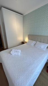 1 dormitorio con 1 cama grande con sábanas y almohadas blancas en Charming apartment in Lisbon en Lisboa