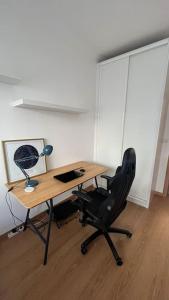 una oficina con escritorio, silla, escritorio y lámpara en Charming apartment in Lisbon, en Lisboa